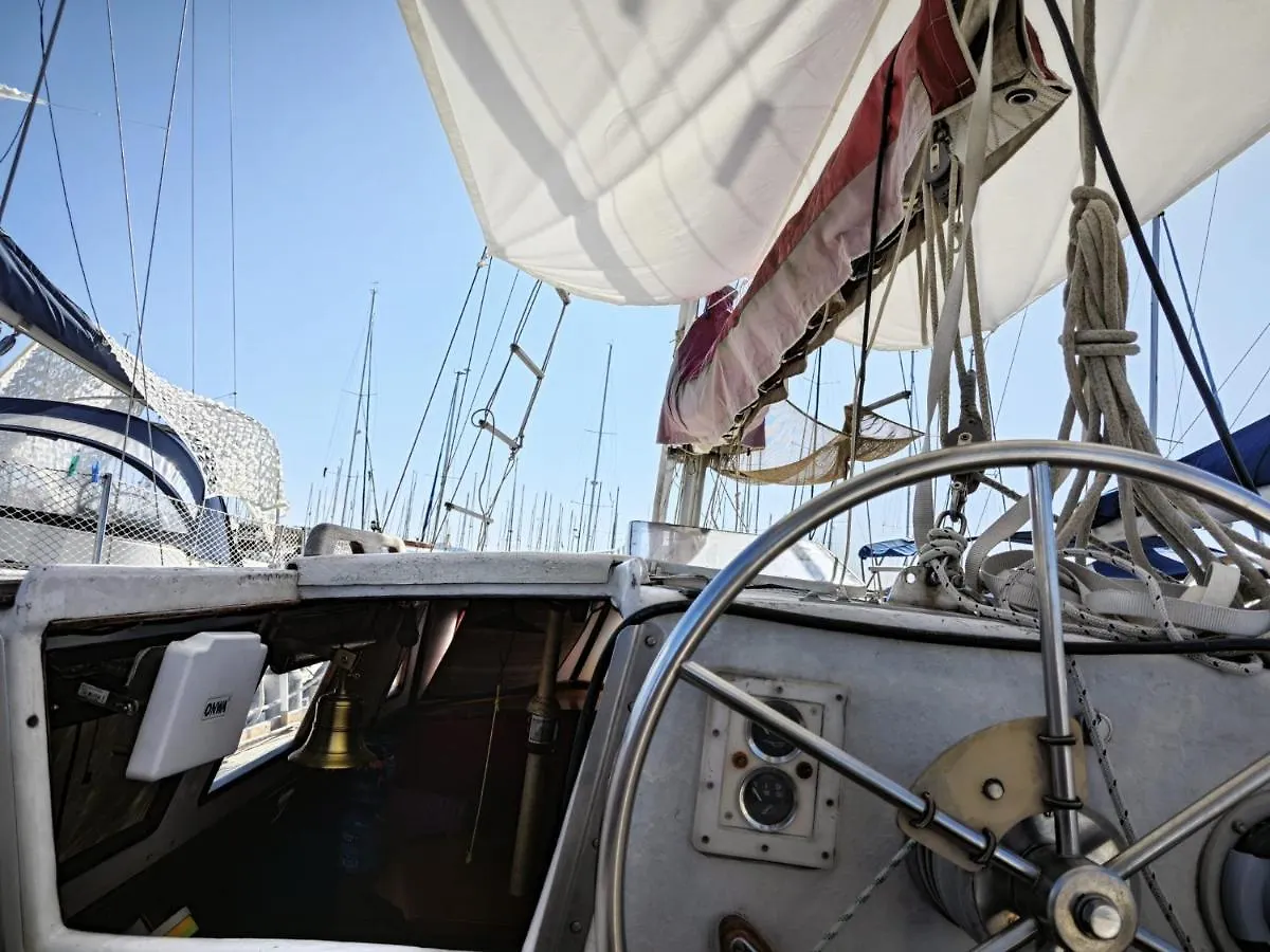 比利亚努埃瓦-赫尔特鲁 Boat Sitges Experience酒店 船屋