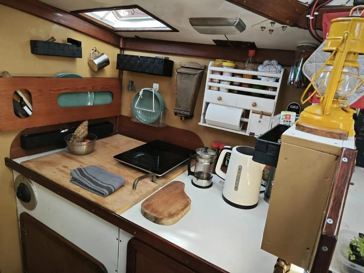 Отель Boat Sitges Experience Виланова-и-ла-Желтру