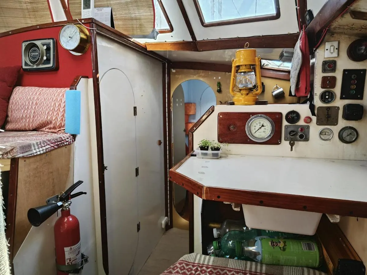 Ботель Отель Boat Sitges Experience Виланова-и-ла-Желтру